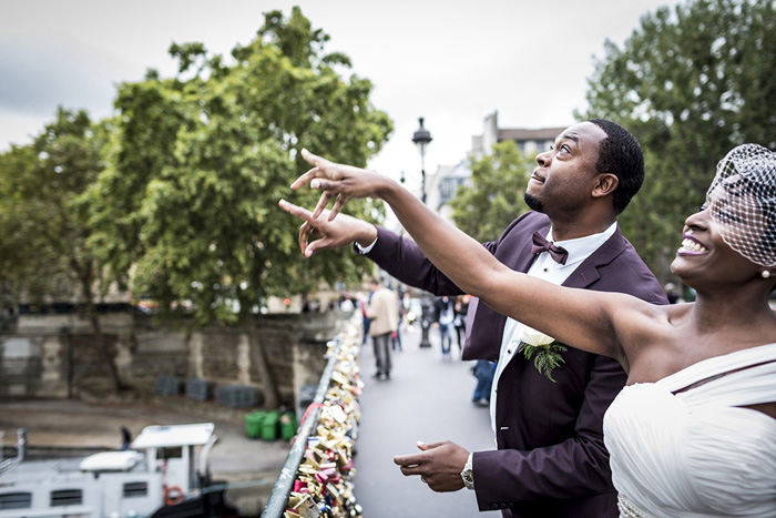 bride and groom throwing lock key into the Seine