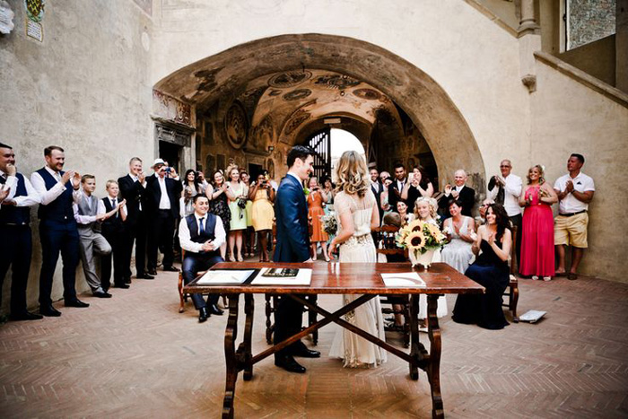 certaldo town hall courtyard wedding