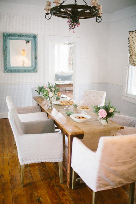 table set with burlap runner for wedding