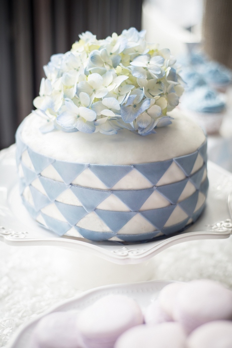 white and blue wedding cake