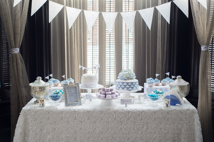 white and blue sweet table