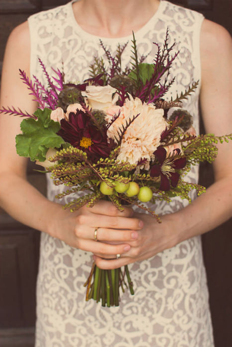 Bó hoa cầm tay với gam màu nhẹ nhàng, có phần hơi trầm của mùa thu. 