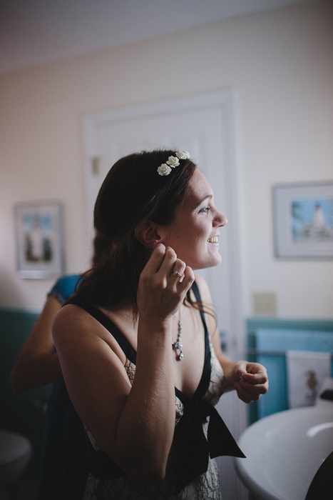 bride putting on her earrings