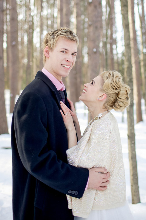 bride and groom winter portrait