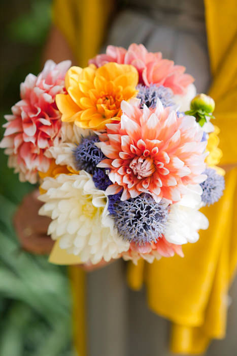 Mùa hè đem lại nhiều sự lựa chọn về các loại hoa, màu sắc cũng như cách phối hợp chúng trong một bó hoa cô dâu. 