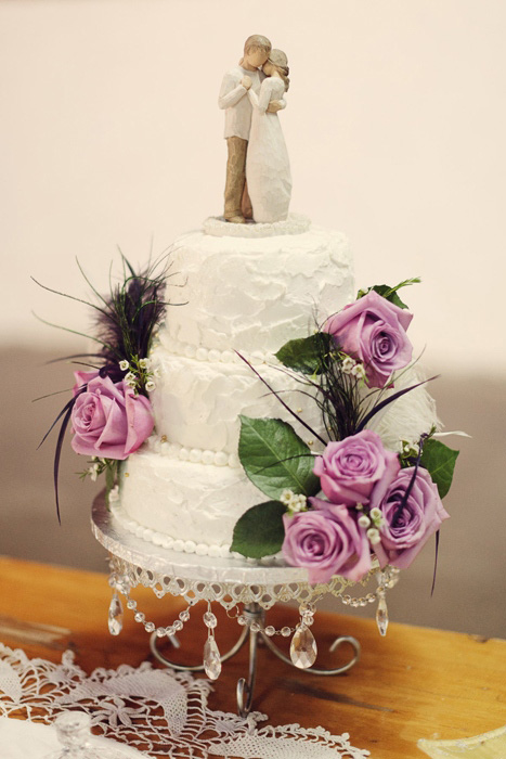 wedding cake with purple roses