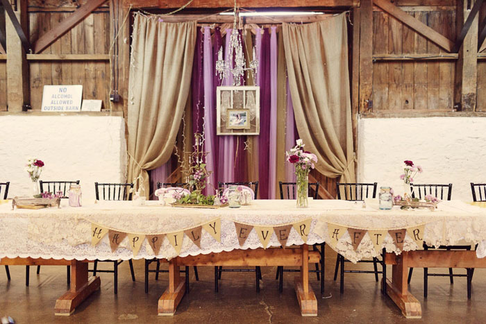 head table with burlap bunting