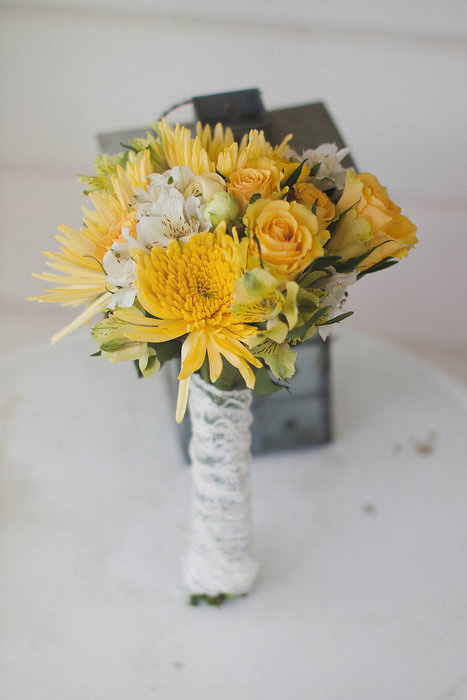 yellow and white wedding bouquet