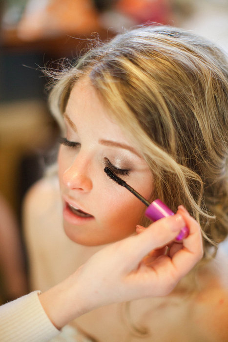 bride putting on mascara