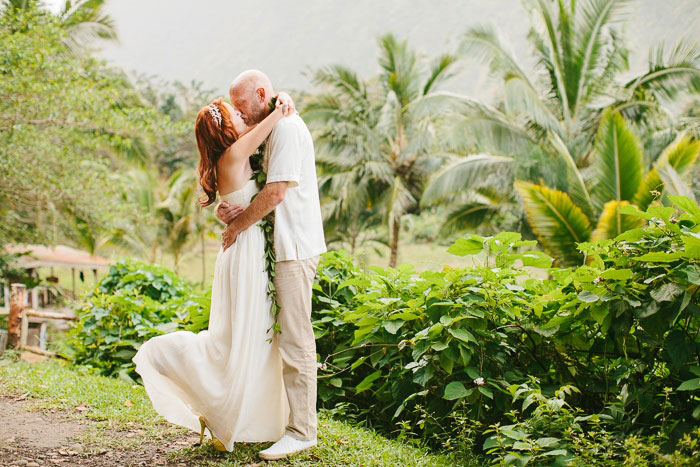 bride and groom kissing in Hawaii