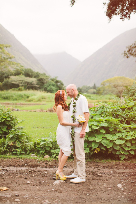 bride and groom in Hawaii