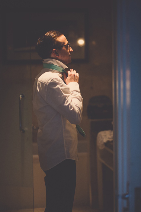 groom tying his tie