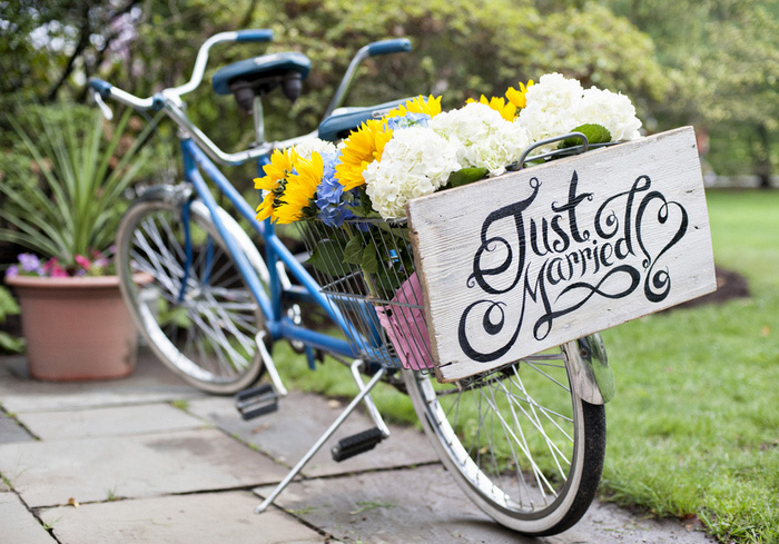 Tandem bicycle with painted just married sign