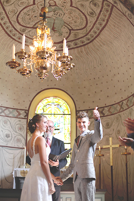 groom giving thumbs up during ceremomy