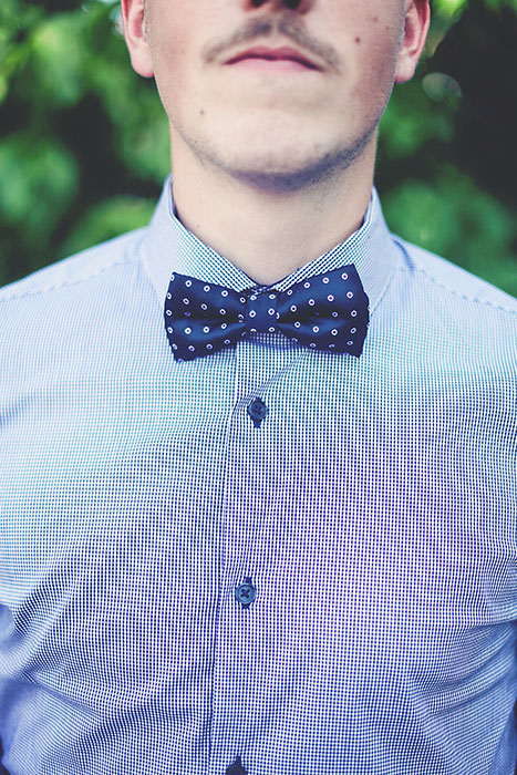 groomsan in polka dot bow tie