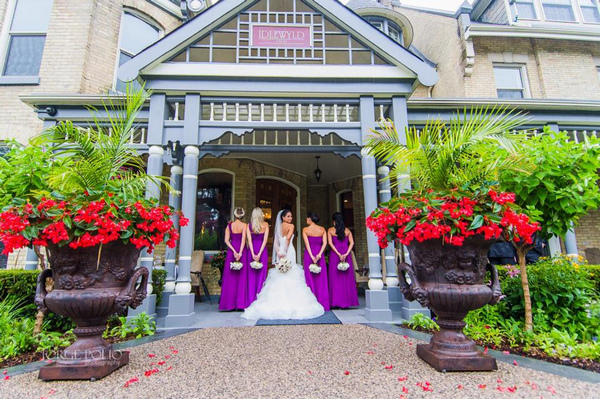 Bride and bridesmaids at entrance to Idlewyld Inn - London Ontario