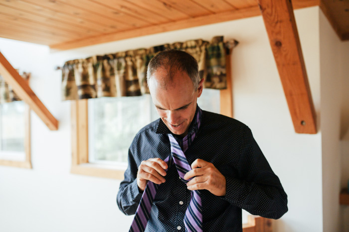 groom tying tie