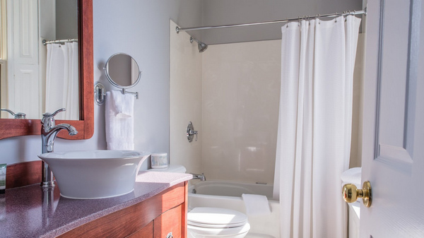 Bathroom at the Idlewyld Inn - London Ontario