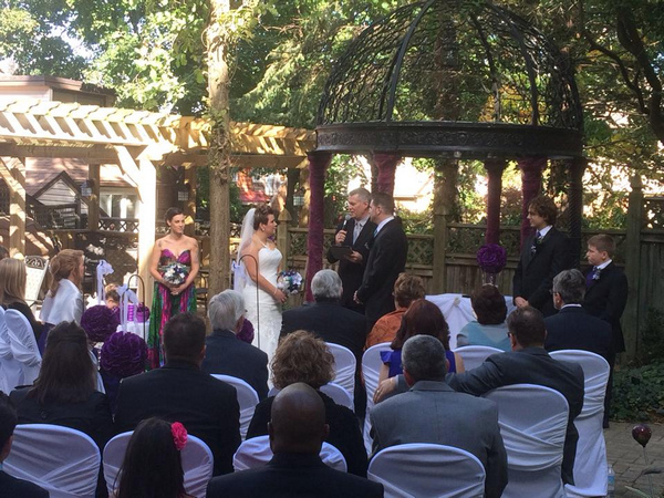 Courtyard ceremony at the Idlewyld Inn - London Ontario