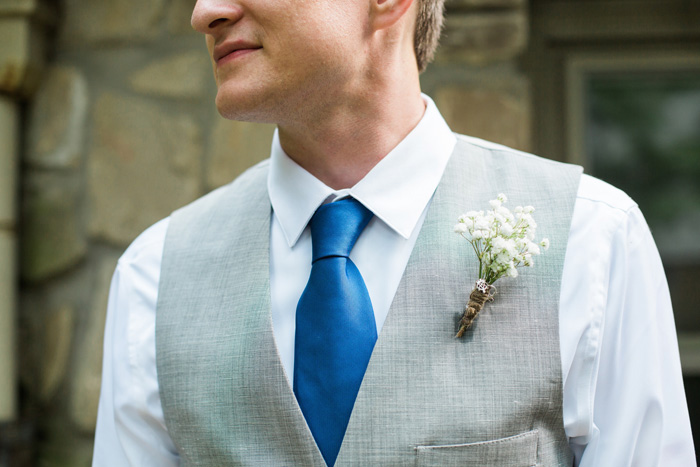 groom with baby's breath boutonniere