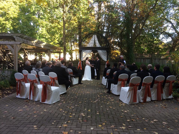 Outdoor wedding ceremony at the Idlewyld Inn - London Ontario