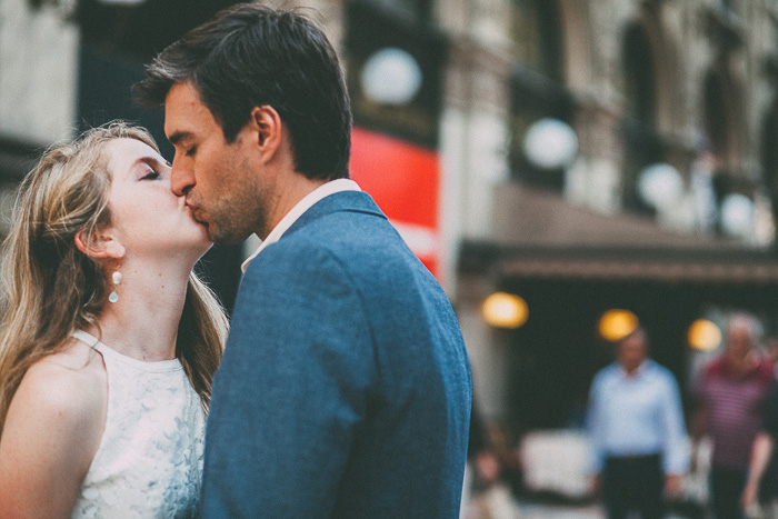 bride and groom kissing in Italy