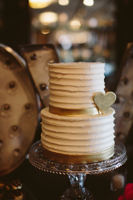 white and gold weddingcake