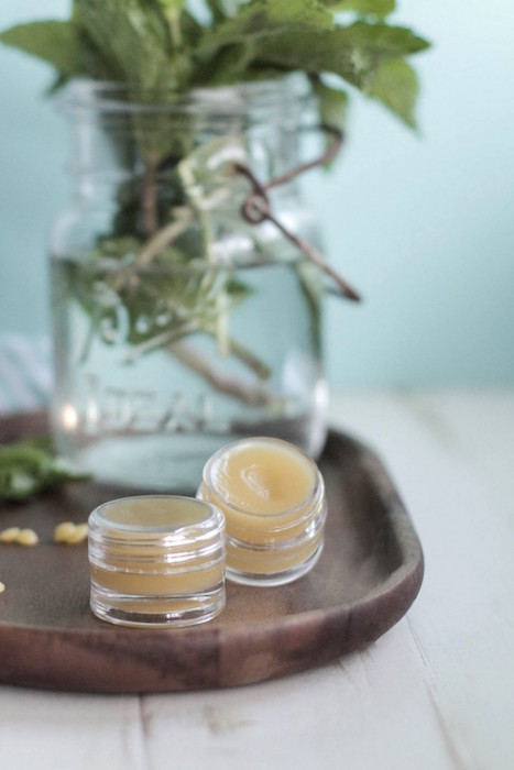 http-::livesimply.me:2014:11:13:diy-homemade-peppermint-lip-balm: