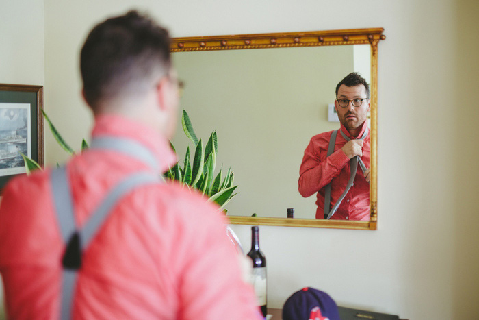 groom tying his tie