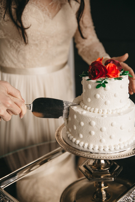 cutting the wedding cake