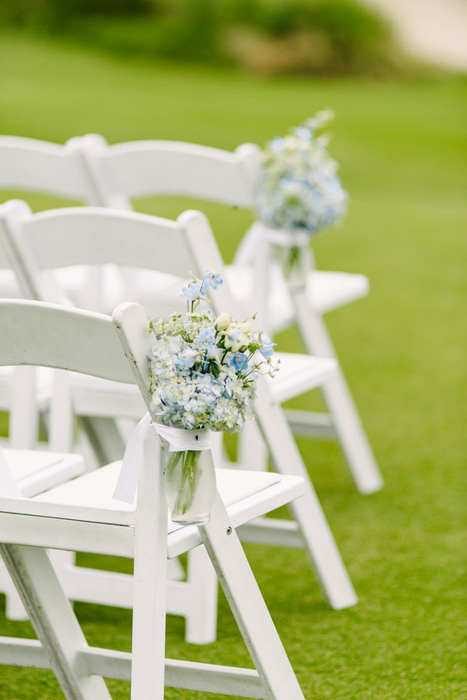 white folding chairs with flowers