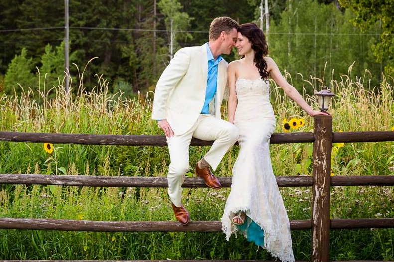 Mountain-Springs-Lodge-Plain-WA-bride-and-groom-on-fence