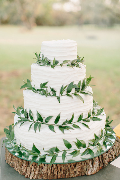 Ruffled - photo by http://mymintphotography.com/ - http://ruffledblog.com/backyard-brownwood-wedding/