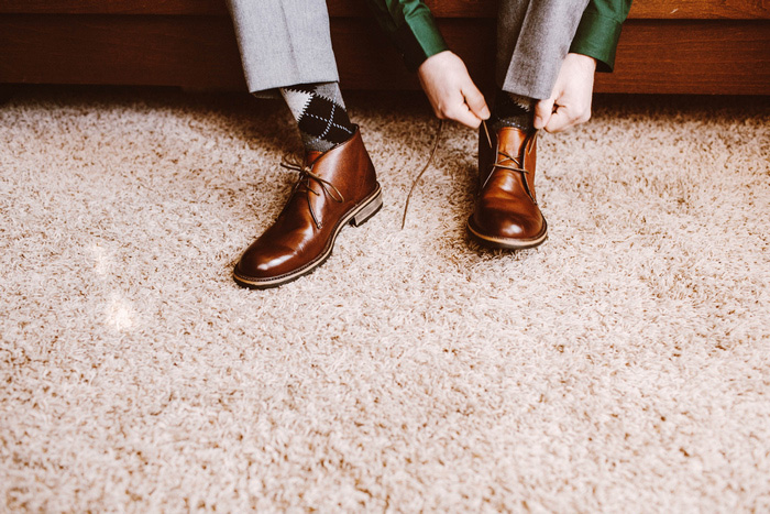 groom lacing shoes