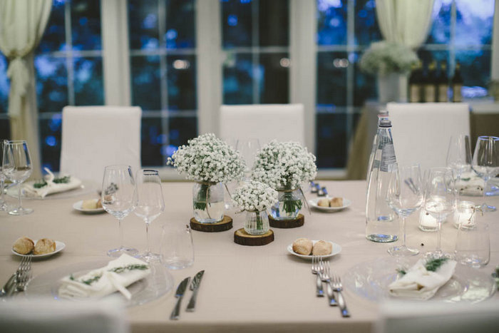 table setting with baby's breath centerpieces