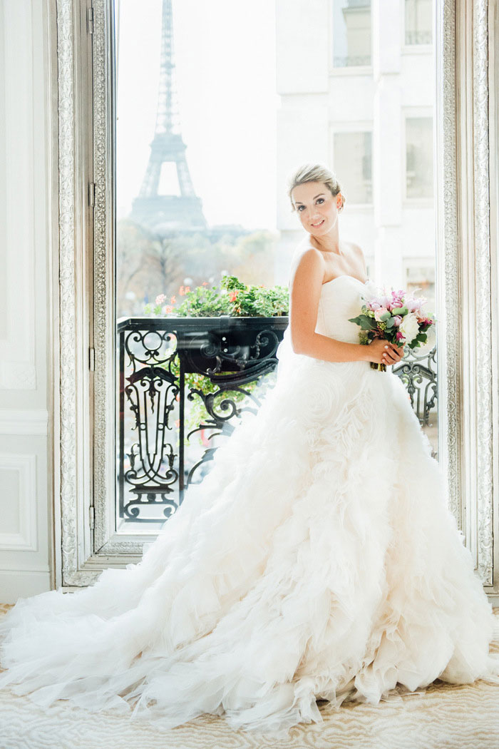 bride portrait in front of Eiffel Tower