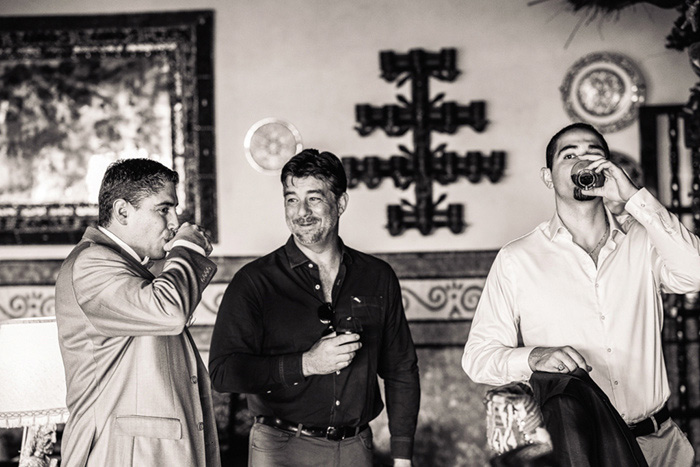 groom relaxing with groomsmen