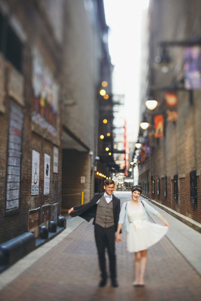 bride and groom in Chicago laneway