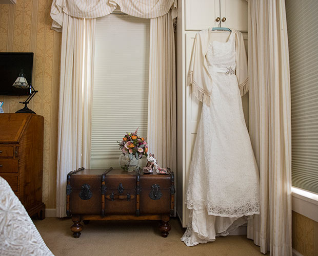 intimate-massachusetts-wedding-venue-deerfield-inn-brides-dressing-room