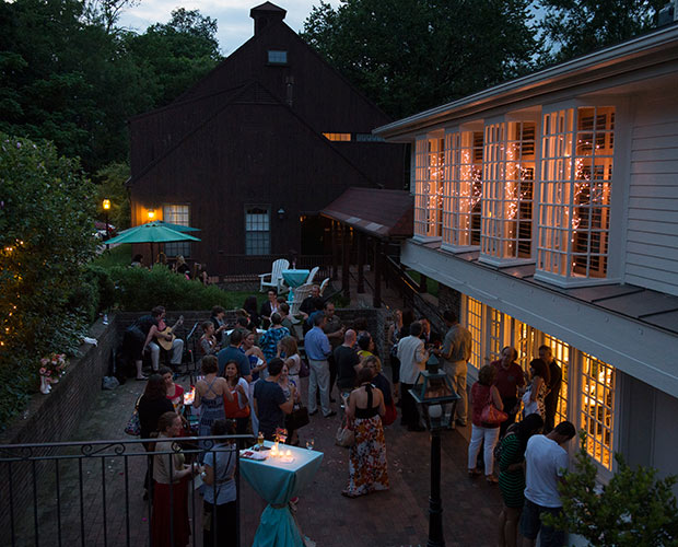 intimate-massachusetts-wedding-venue-deerfield-inn-cocktails