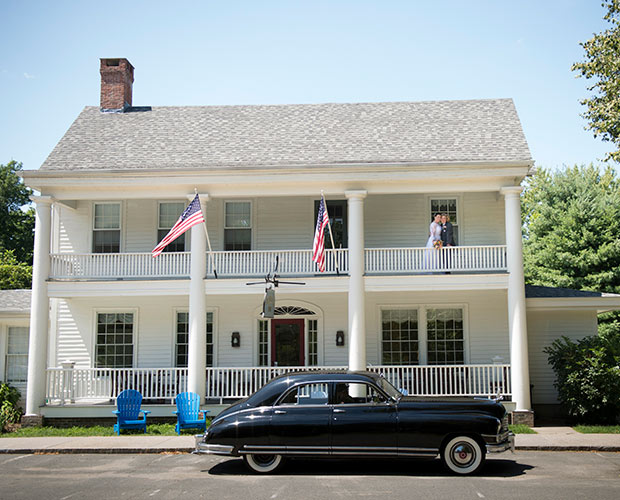 intimate-massachusetts-wedding-venue-deerfield-inn-entrance