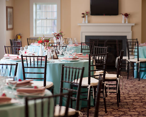 intimate-massachusetts-wedding-venue-deerfield-inn-reception-room