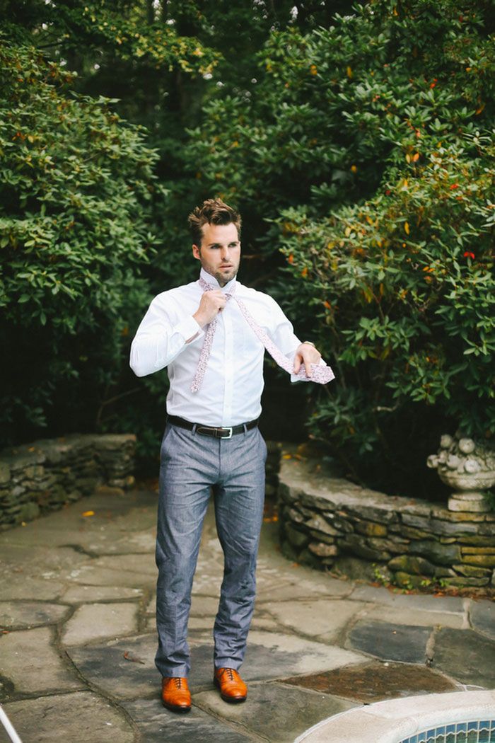 groom tying his tie