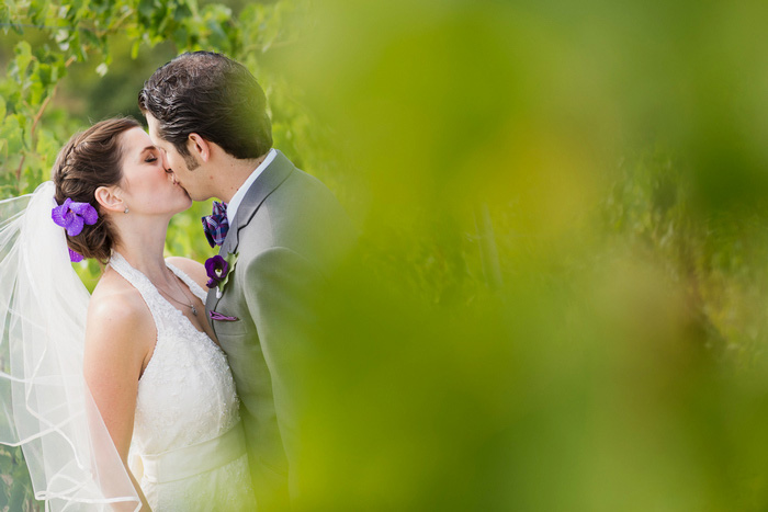 bride and groom kissing in Tuscan countryside