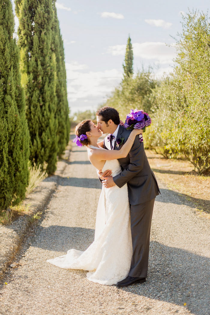 bride and groom kissing in Tuscany