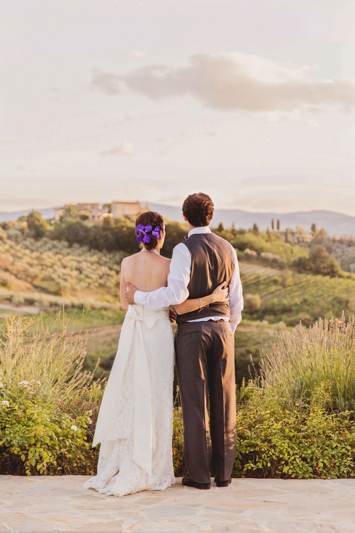 bride and groomlooking out to the Tuscan countryside