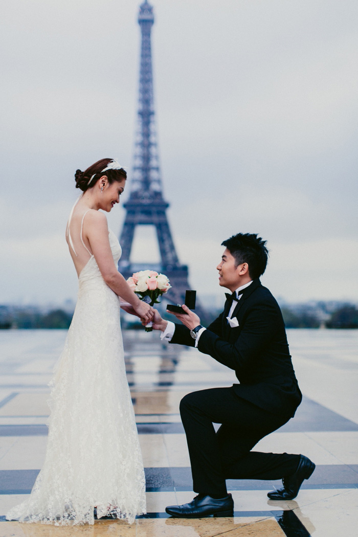 groom proposing in front of eiffel tower