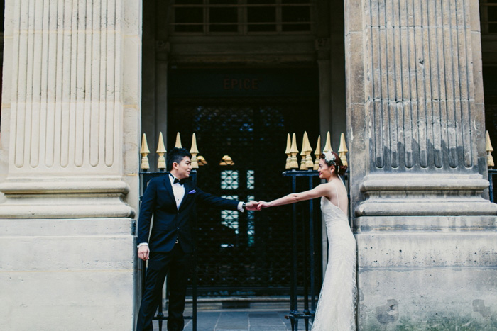 bride and groom in Paris