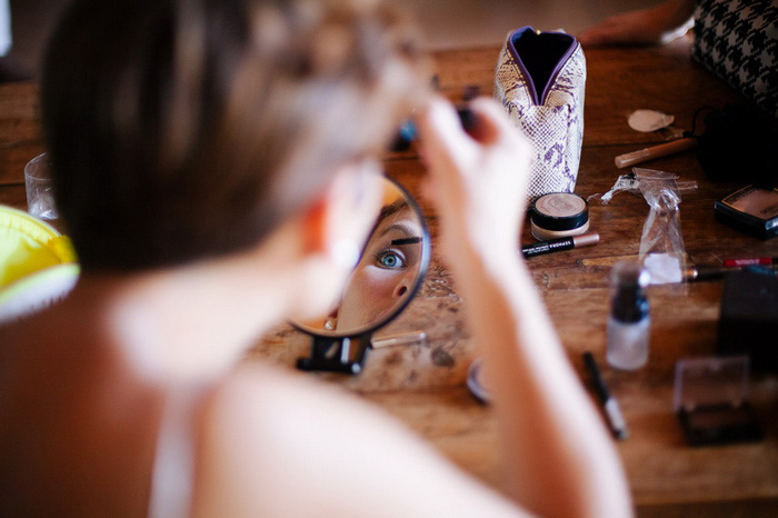 bride putting on mascara