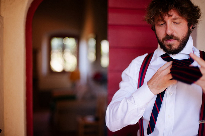 groom tying his tie